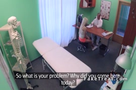 Medic sgorga la bionda prima di porle in un falso centro medico