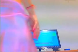 Une jolie fille rousse sexhibe devant une webcam.