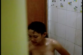 Fille asiatique jouant avec elle-même dans la douche.