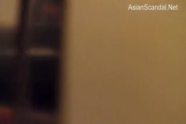 Un jeune chinois mignon joue avec sa bite.