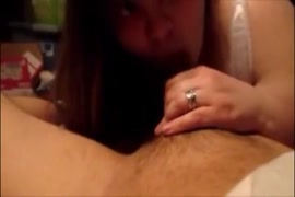 Une adolescente bisexuelle prend une grosse bite et reçoit une énorme giclée de sperme sur ses seins.